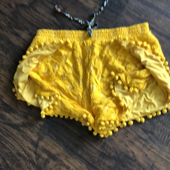 Cute dark mustard shorts size Large - Picture 8 of 9
